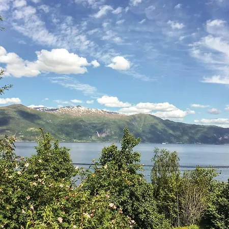 2 Bedroom Beautiful In Balestrand Tuve